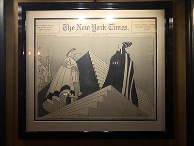 劇場内には1947年11月23日に発行されたニューヨークタイムズの記事がそのまま保管されています。この風刺画もハーシュフェルドによるものです