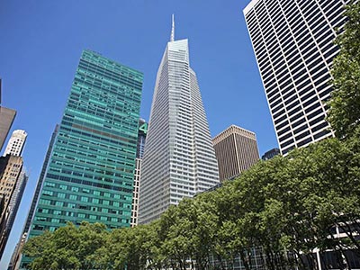 画像中央に位置する建物がバンク・オブ・アメリカ・タワーです